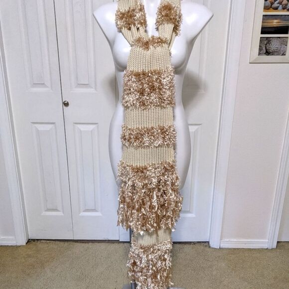 NWOT Beautiful Light Beige Acrylic & Chenille Long Oblong Scarf - Picture 3 of 5
